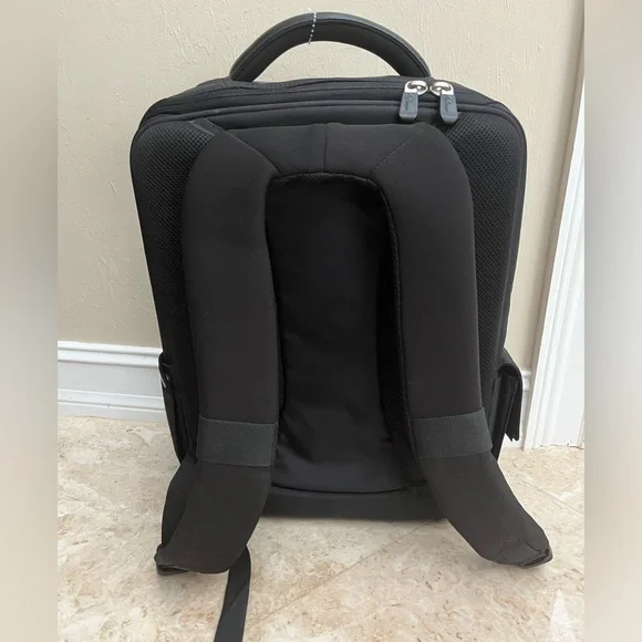 Lowepro laptop backpack in black very good condition - Picture 4 of 9